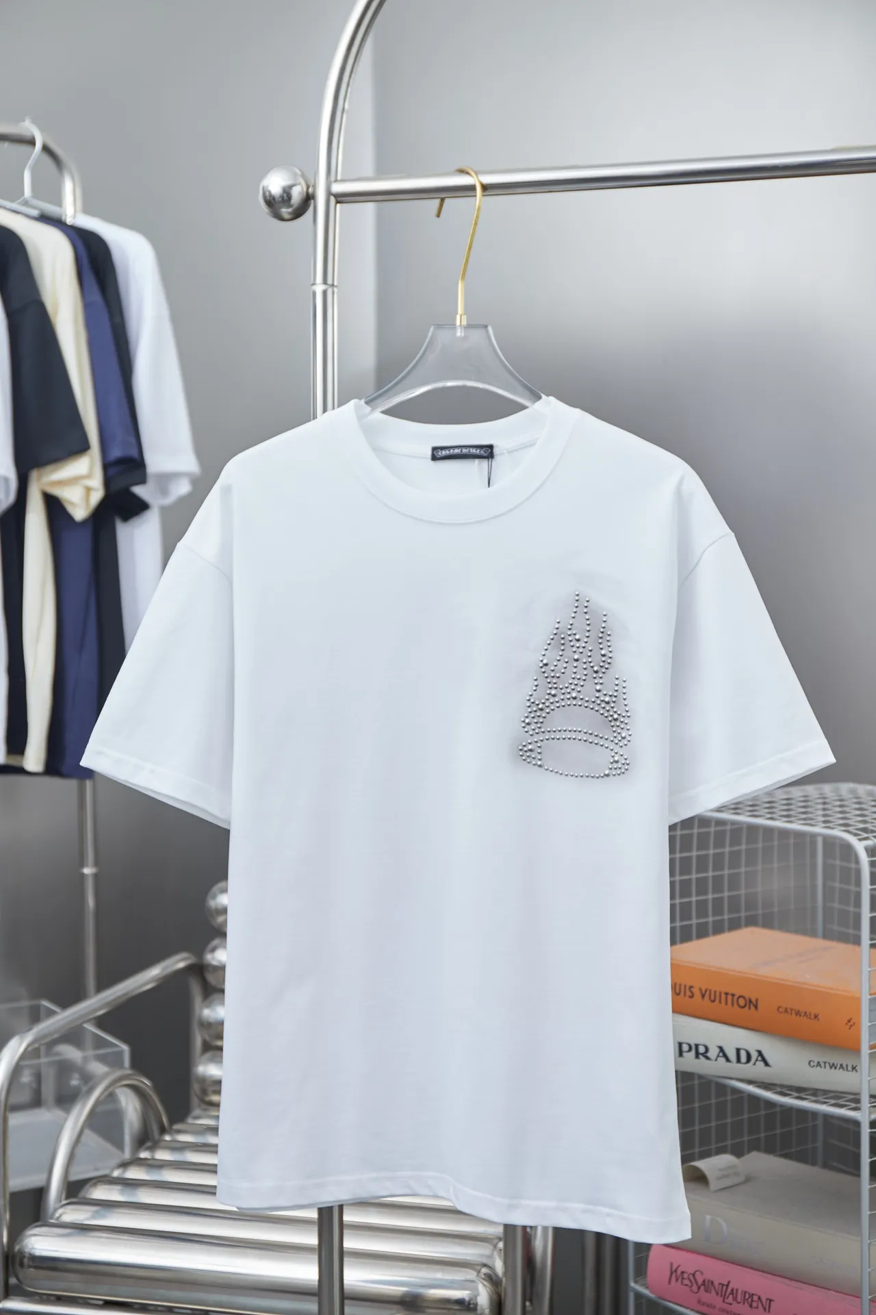 🅿️220 Ch*ome Hearte 25SS new style for early spring, short-sleeved Croix heart diamonds, light luxury, essential item for daily commuting for men and women, correct version, welcome to compare, detailed features · 320g 100% pure cotton double yarn jersey fabric · Special thickened 32 pieces of double-strand 1X1 thread in the same vat custom dyeing · Imported Australian matte pearlescent diamonds ➕ Artificial spray color · Double needle stitching and cross-stitching process · Original main mark, washed tag, brand moisture-proof paper packaging Color: black/white Size: S/M/L/XL